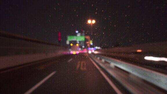 雨夜在高速公路上开车