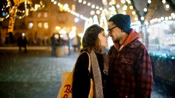 一对情侣在圣诞市场上接吻