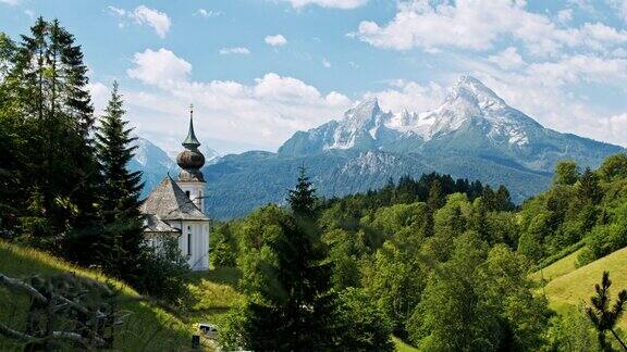 欧洲德国巴伐利亚贝希特斯加登瓦兹曼山和移动的云朝圣教堂玛利亚