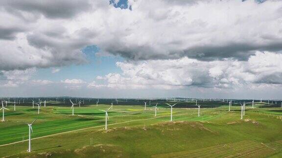 鸟瞰图草原上的风力涡轮机农场