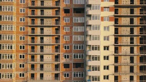 正在建设中的住宅公寓建筑的外立面鸟瞰图有窗户和阳台的高层建筑建筑行业城市化