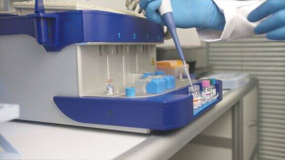 医学研究实验室:真正的医学科学家使用微型移液管进行分析