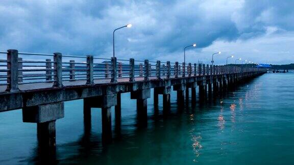 泰国普吉岛拉威桥上的暴风云