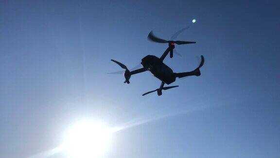 无人机在空中飞行小型四轴飞行器