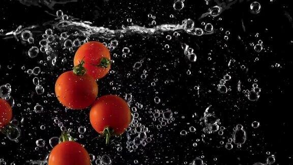 番茄滴入水中溅起水花的慢动作