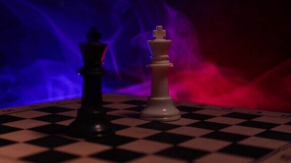 滑块棋牌游戏的经营理念和竞争理念以及战略理念象棋人物在烟雾缭绕的黑暗背景上旋转棋盘有选择性的重点