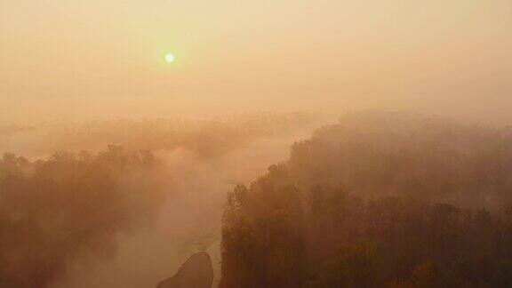 雾中的空中河