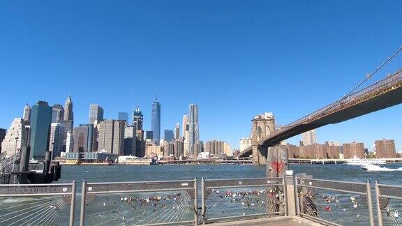 低角度视角:从码头看布鲁克林大桥和曼哈顿下城