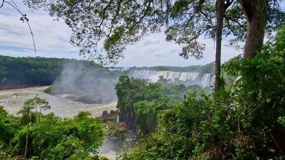 伊瓜苏瀑布是世界上最大的瀑布位于巴西和阿根廷边境
