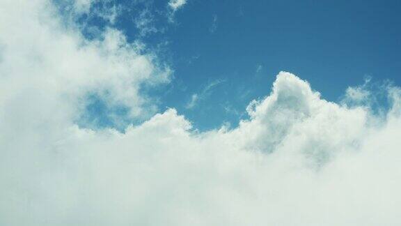 飞过蓝天下的云朵
