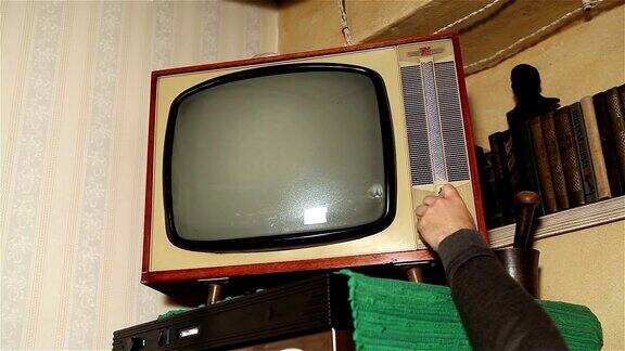 老式电视内饰复古的电视老式电视屏幕上的真实静态