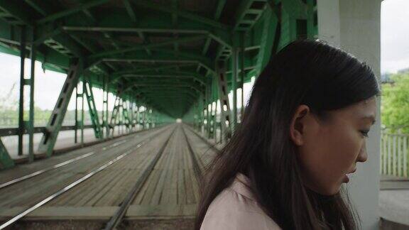 年轻女子在桥下行走孤独