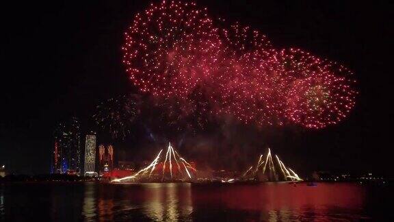 焰火照亮了阿布扎比的天空庆祝阿联酋国庆节新年前夕国家的母亲节日