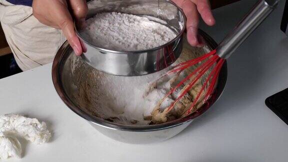 将面粉混合物筛一遍做慢动作饼干