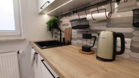 现代豪华厨房-白色木材和黑色的细节