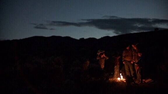 犹他州牧场主一家在篝火旁
