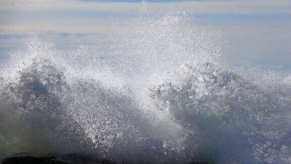 大浪冲击海岸