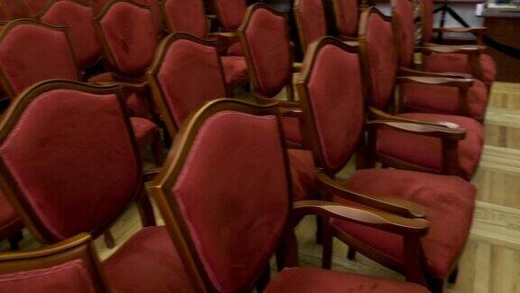 许多木制椅子的特写戏院里一排排空椅子镶花地板