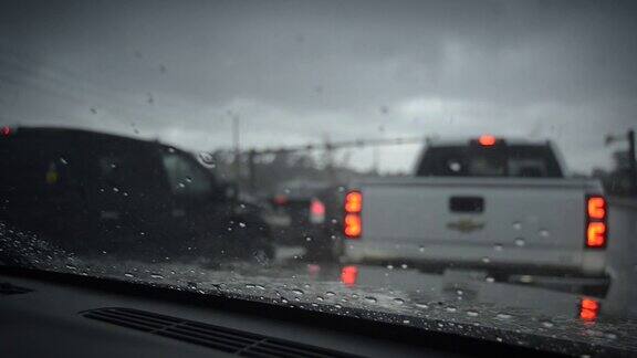 大雨中的雨刷(前景聚焦)