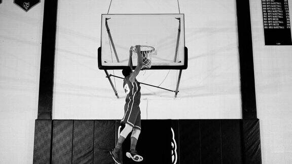 年轻的成人篮球运动员在体育馆灌篮