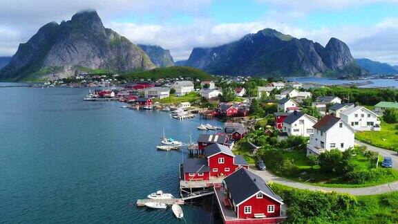 挪威罗浮敦群岛上的小渔村哈姆诺伊的航拍镜头以其典型的红色房屋和自然美景成为热门旅游目的地空中4k超高清