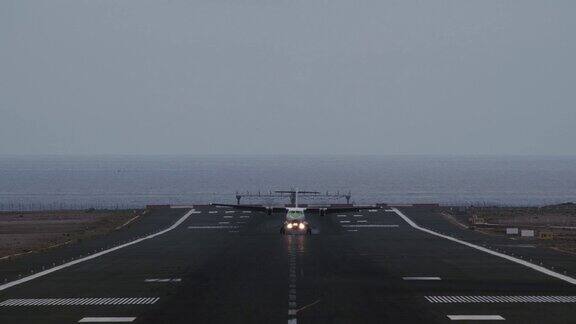 飞机准备在俯瞰大海的跑道上降落