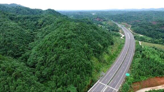 这条高速公路的鸟瞰图穿过群山