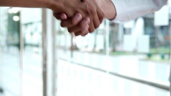 商务人士见面后握手会后同事握手欢迎成交团队合作伙伴合作理念
