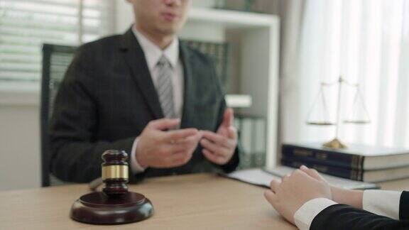 律师为客户提供法律咨询和信任承诺公正和律师理念