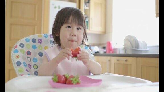小女孩吃草莓