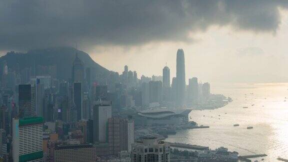 时光流逝的日落香港阴天在雨季-现代城市商业区高层摩天大楼的香港城市