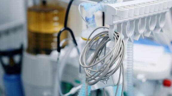 从挂在病房里的医疗设备上折下来的电线肺呼吸机在背景