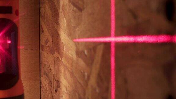 建筑激光水平仪和墙壁表面标记的红线
