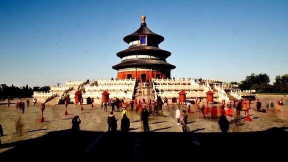 中国北京2014年11月1日:中国北京天坛上的祈年殿和游客