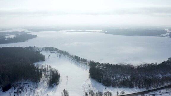 冬季景观鸟瞰图森林中央结冰的湖泊全景图冬季仙境