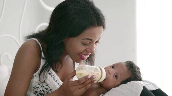 母亲用奶瓶喂新生婴儿