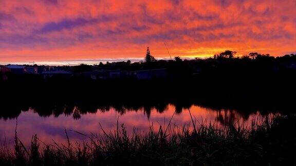新西兰湖畔的日落