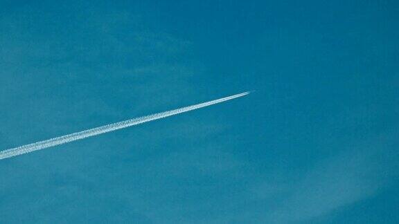 飞行的喷气客机离开封锁在蓝天全高清远摄镜头剪辑