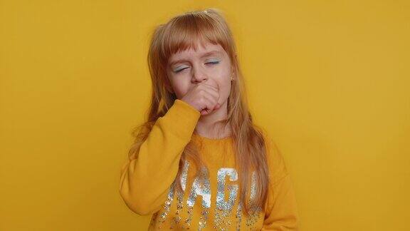 不健康的儿童女孩咳嗽捂口用手感觉恶心过敏病毒感染症状