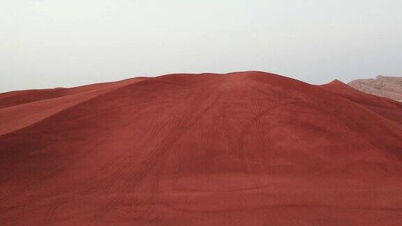 4K无人机镜头沙迦的干燥沙漠与沙波的航拍阿拉伯联合酋长国高沙丘沙漠的地质景观无人机视频