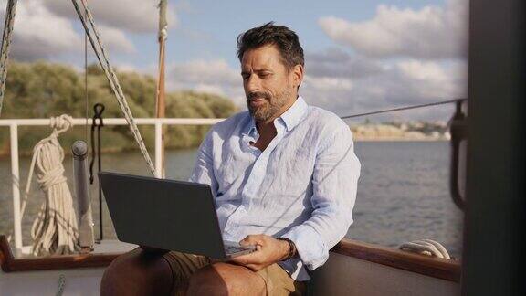 一位企业家在他的帆船上进行视频通话