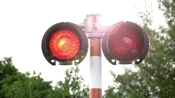 红色的铁路道口信号