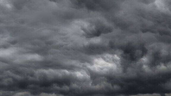 美丽的黑暗戏剧性的天空和暴风雨的云在下雨前的时间流逝