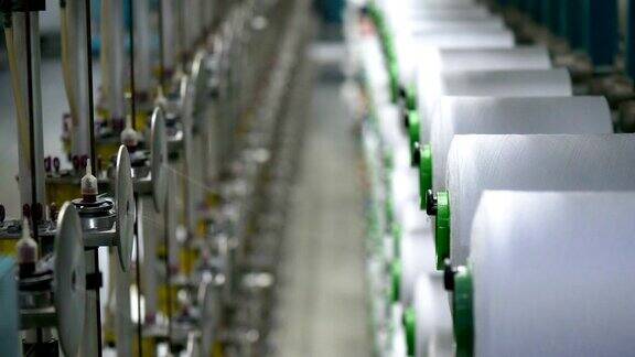 纺织厂工业整经机的白色纱线轴