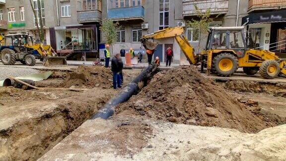 挖掘机在管道施工现场更换供水管的延时