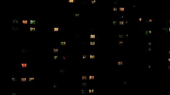 城市建筑的窗户在夜晚灯火通明间隔拍摄
