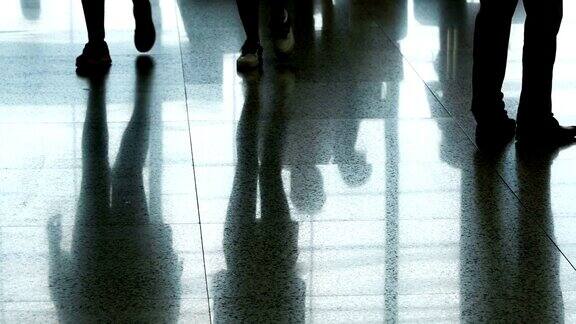 亚洲乘客在机场散步