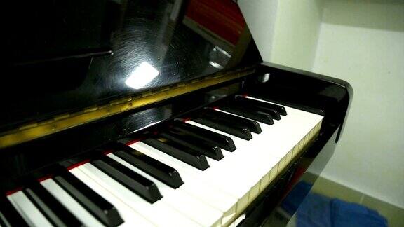 钢琴音乐平移视频
