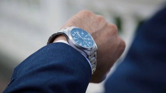 商人看着他手上的手表看着时间