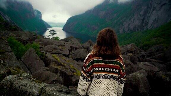 在挪威岩浆地质公园散步的女人